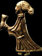 Прислуживающая валькирия протягивает неиссякаемый рог, приветствуя героев в Вальхалле. (Позолоченное серебро, кулон, VI в.)