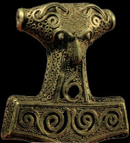 Мьёлльнир, символ молнии Тора, со стороны колотушки был раскален докрасна и держать его можно было только в железной руковице. (Серебряный кулон, X в.)